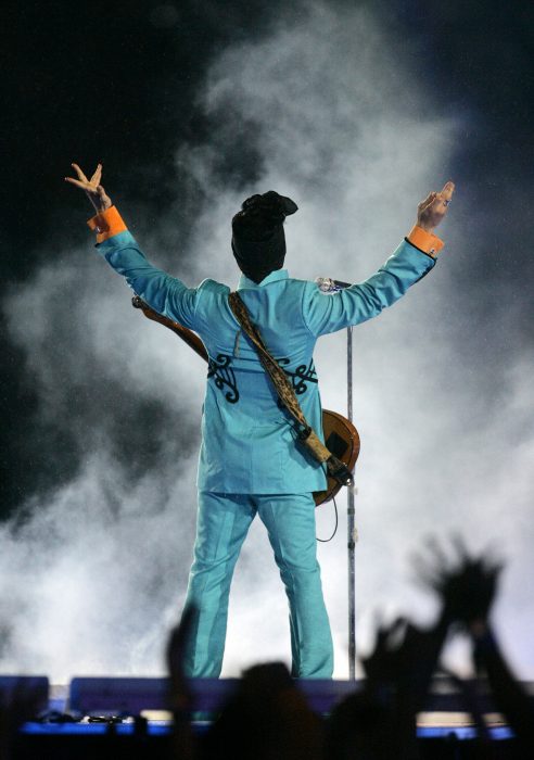 Prince vid ett uppträdande vid Super Bowl XLI i Miami 2007. Han dog i sitt hem i Minnesota torsdag 21 april 2016. Han blev 57 år. Foto: Chris Carlson/AP/TT Prince vid ett uppträdande vid Super Bowl XLI i Miami 2007. Han dog i sitt hem i Minnesota torsdag 21 april 2016. Han blev 57 år. Foto: Chris Carlson/AP/TT