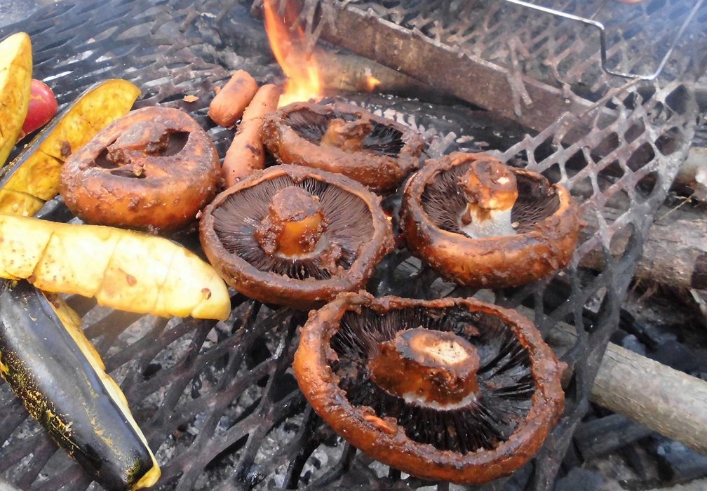 Grillning av portobellosvamp. Grilla svamphattarna ett par minuter på varje sida