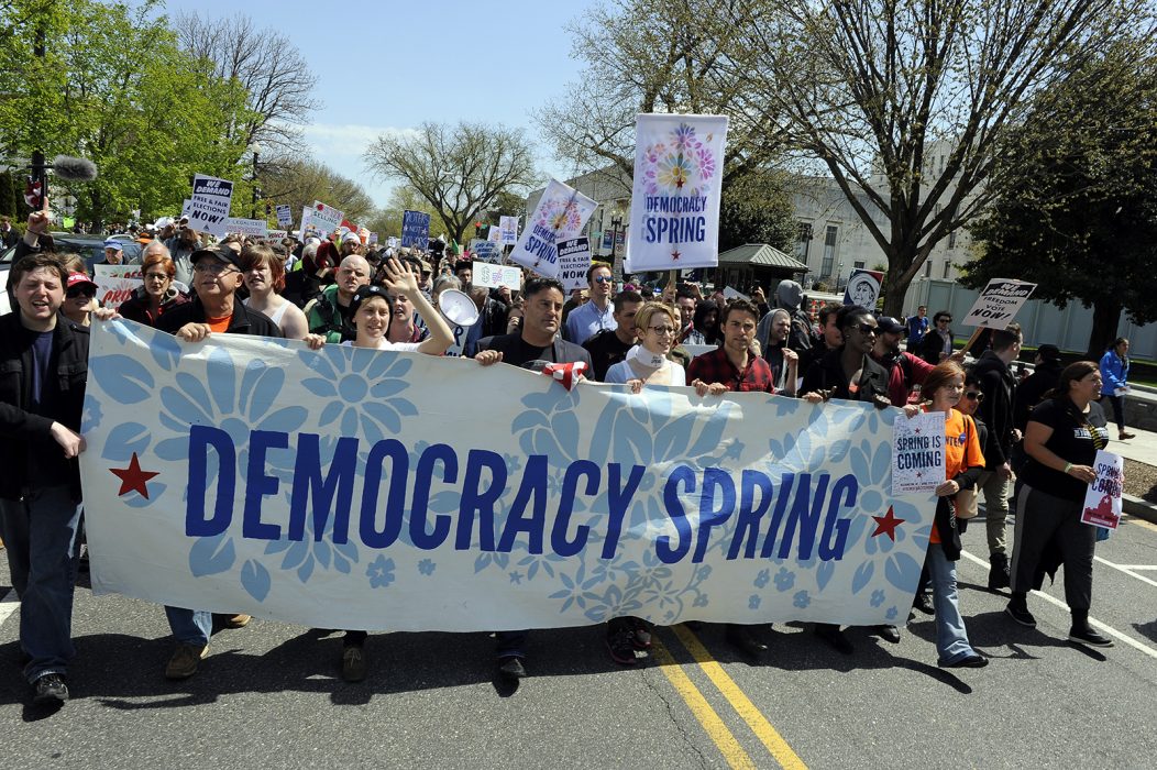Democracy Spring-rörelsen backas av ett hundratal organisationer och har fyra centrala krav på lagändringar