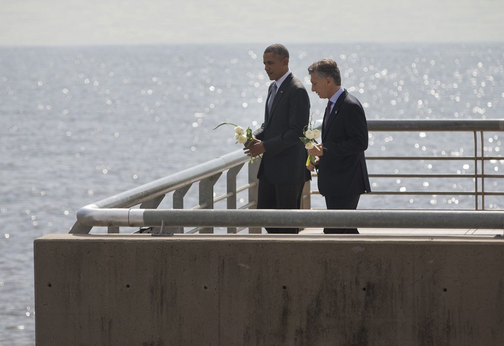 President Barack Obama och Argentinas dito Mauricio Macri besökte den 24 mars i Buenos Aires minnesmärket till offren för mördade och försvunna under den USA-stödda diktaturen 1976–1983