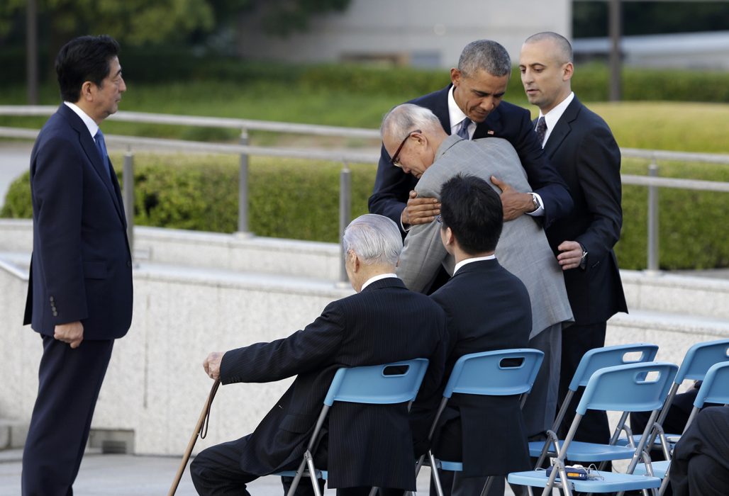 USAs president Barack Obama kramar Shigeaki Mori, som överlevde atombomben, under en ceremoni på Hiroshima Peace Memorial Park i Hiroshima, Japan, 27 maj 2016