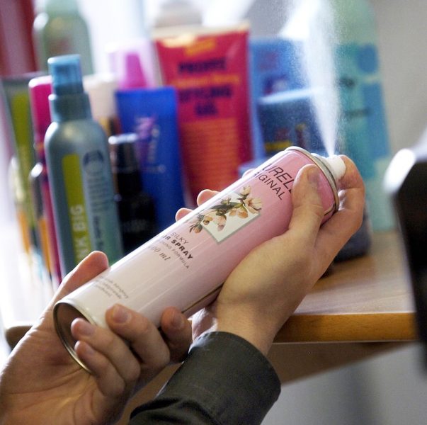 Vanliga hårprodukter som hårspray innehåller en mängd kemikalier. Foto: Janerik Henriksson/TT