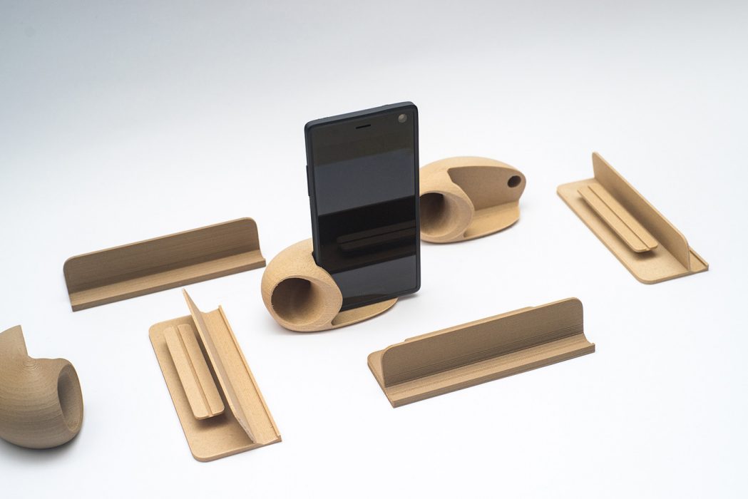 Fairphone 2 med hållare, Foto: Fairphone/Flickr Fairphone 2 med hållare i trä
