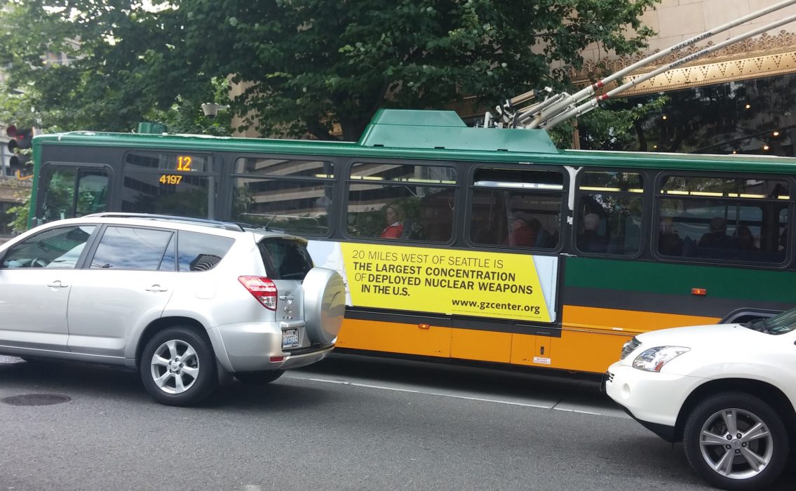 En amerikansk fredsorganisation har under sommaren annonserat på bussar i Seattle för att väcka frågan om kärnvapen