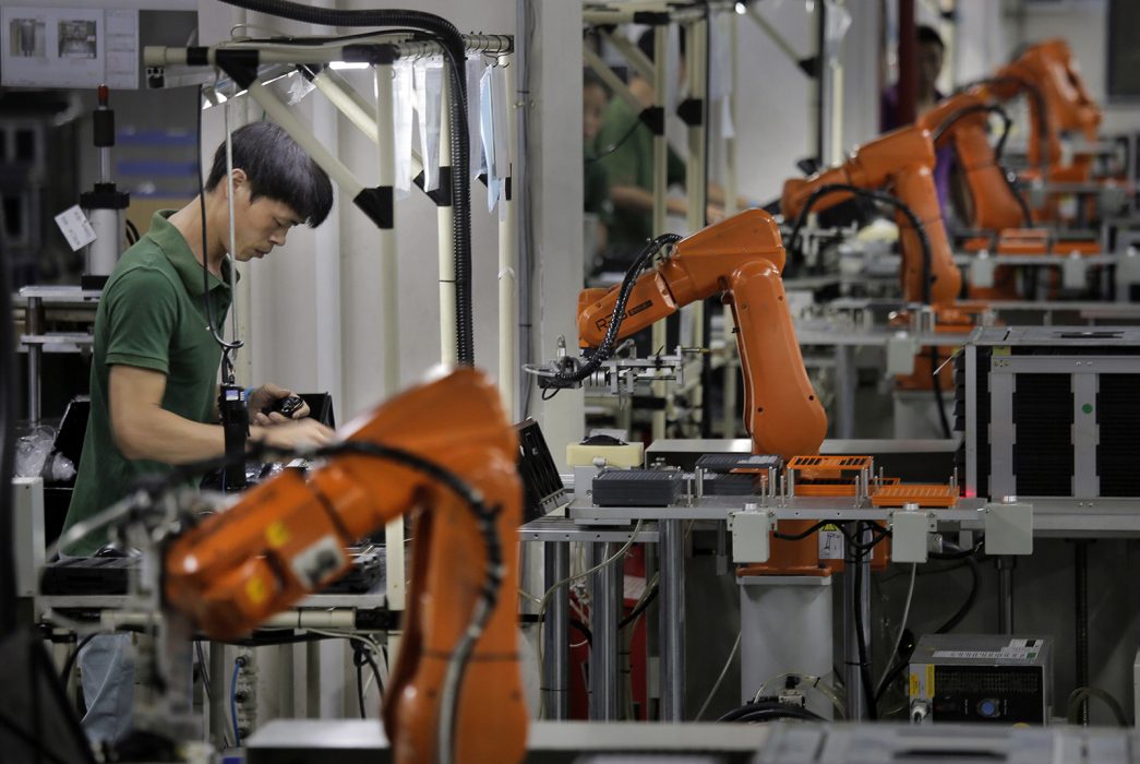 Fabriker i Kina ersätter nu i snabb takt sina arbetare med automatiserade robotar