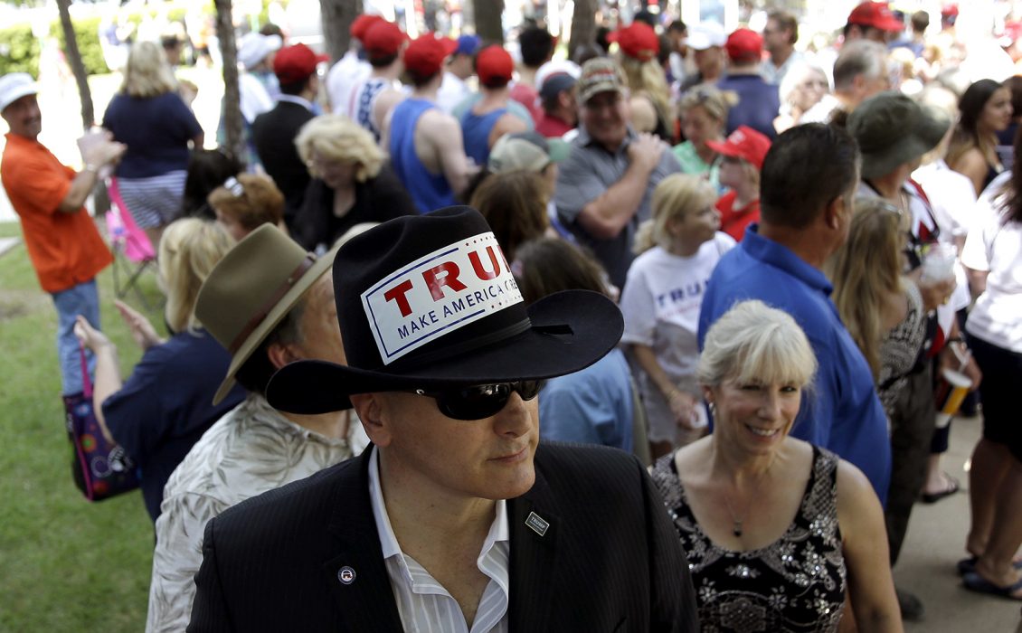 Trumpsupportrar utanför ett möte