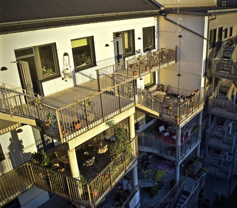 Arkitekturen uppmuntrar till umgänge, där trappor och gångbryggor skär igenom de boendes uteplatser och balkonger så det blir lättare att stanna upp och prata