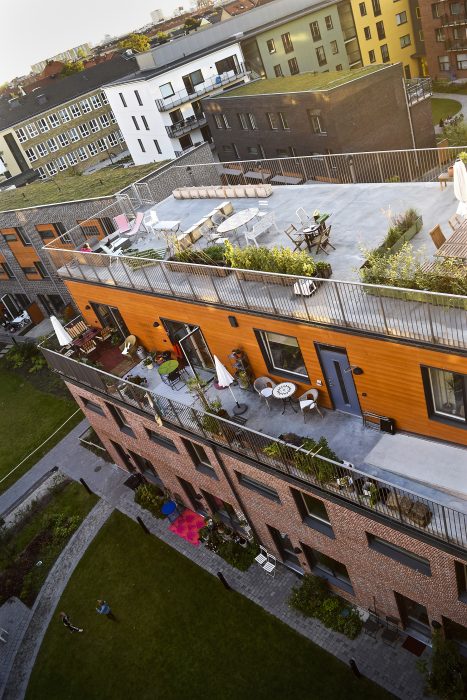 Kollektivhuset består av ett lägenhetshus och ett gårdshus