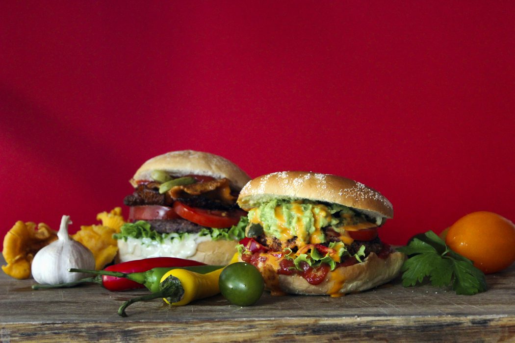Burgarna serveras i ett Friscobröd tillsammans med tacosås, guacamole, srirachamajonnäs, chilifrukt, tomater och sallad eller i en källarfranska med stekta kantareller, burgerdressing, inlagd gurka, tomat och sallad.
