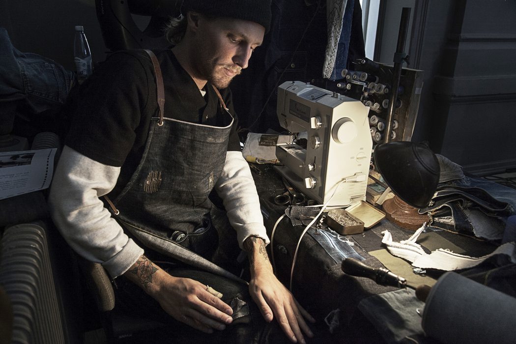 Skräddaren Jonas Melin lagar jeans