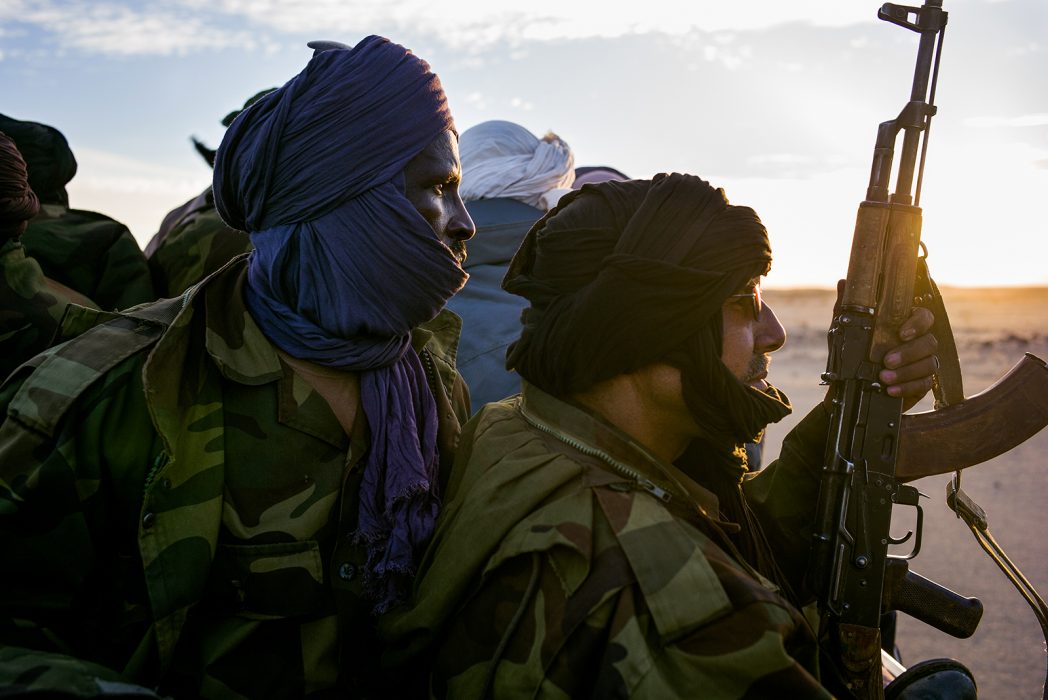 Polisariosoldaten Alien Mbarek Al Aid, i lila turban, är på väg från Mijek till Guerguerat-området
