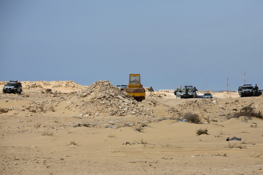 Marockanska bulldozers och säkerhetspersonal
