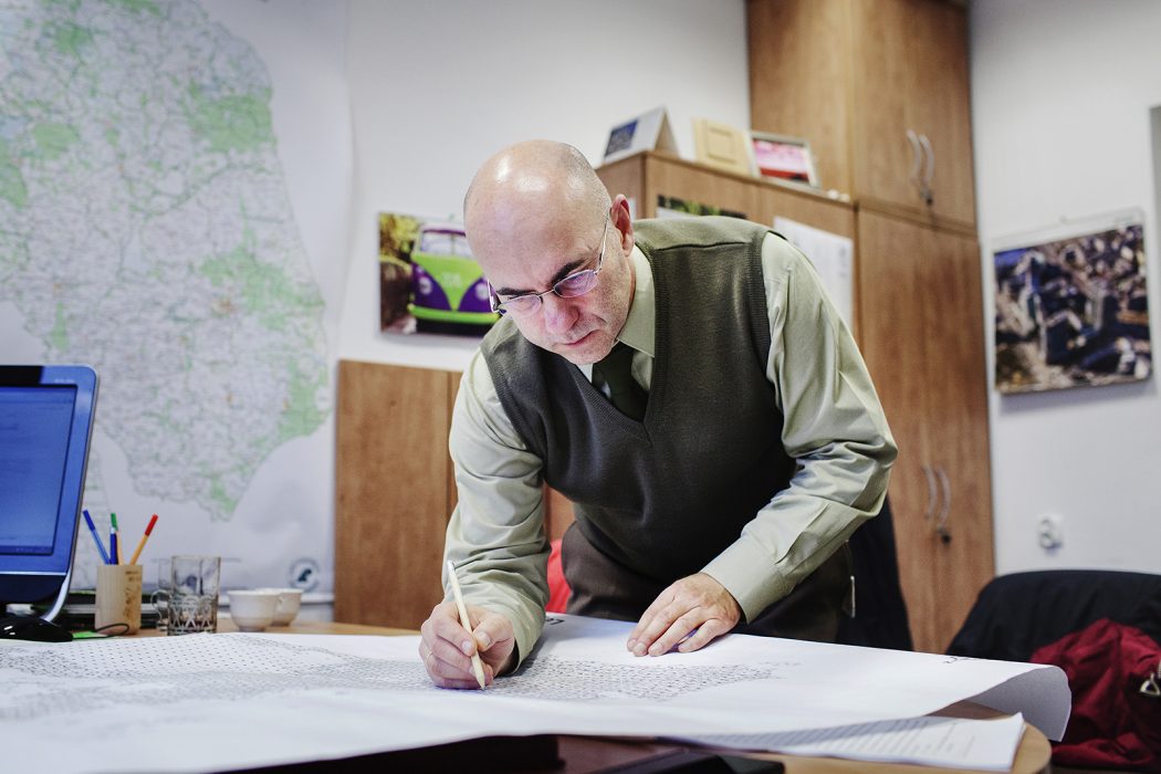 Jaroslaw Krawczyk, jägmästare och talesman för den regionala skogsstyrelsen i Bialystok visar upp många kartor över skogsområdet på sitt kontor