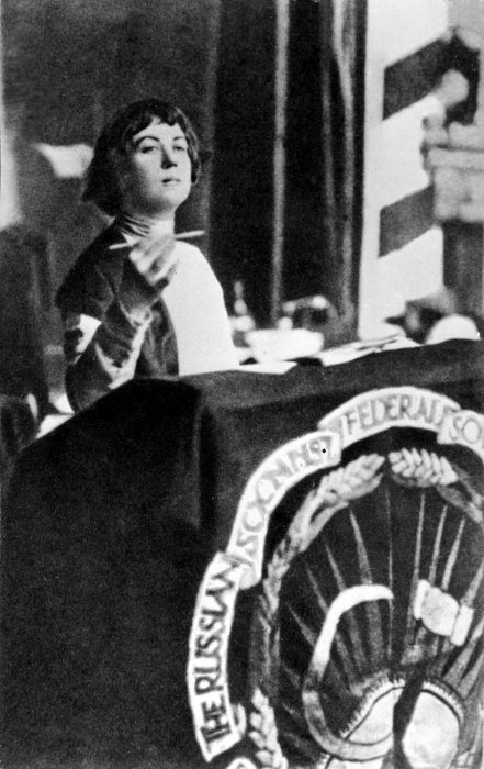 Alexandra Kollontaj talar om ”kvinnornas kommunistiska fostran” vid en internationell konferens för kommunistiska kvinnor i Moskva Ryssland 1921