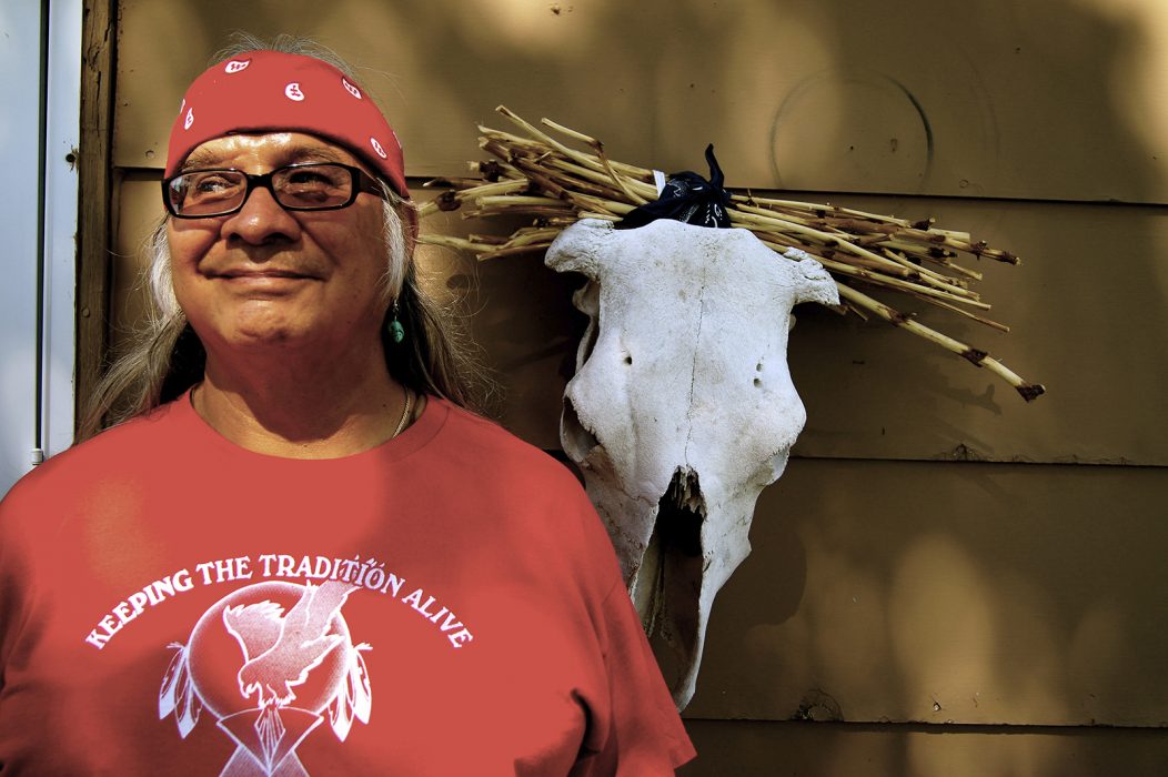Delbert Charging Crow är uppvuxen i Pine ridge och deltog i samma motståndsaktioner som Leonard Peltier på 1970-talet