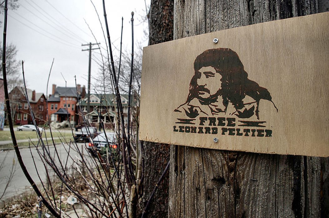 Skylt med budskapet ”Frige Leonard Peltier” i Detroit, Michigan