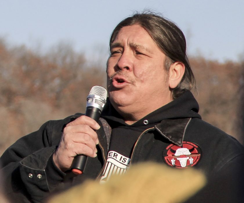 I december höll Leonard Peltiers son Chauncey Peltier ett tal vid Standing Rock om att hans far bör friges