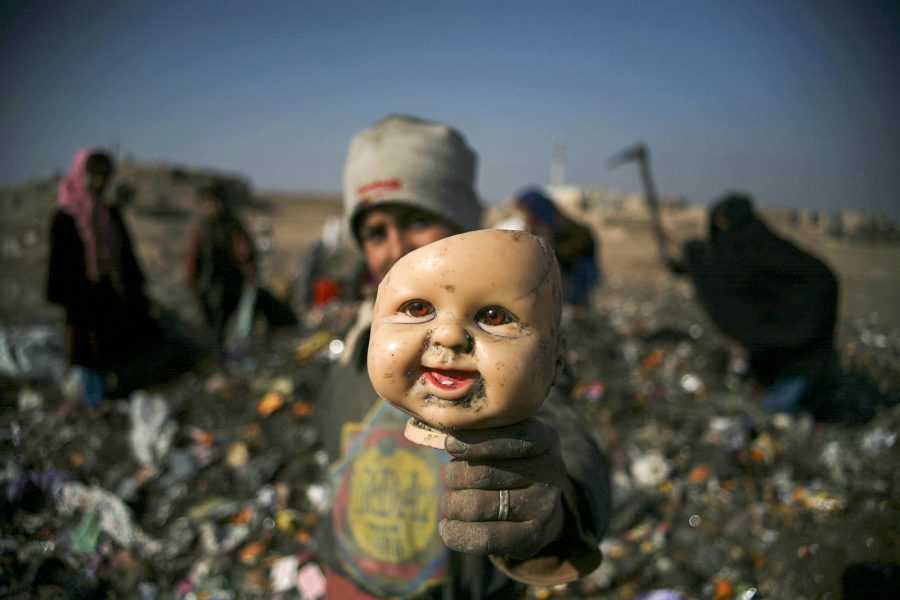 Reza Shirmohammadi/TT | En liten del av en stor klyfta – ett barn har slängt bort sin trasiga docka, ett annat barn som lever på soptippen hittar den.