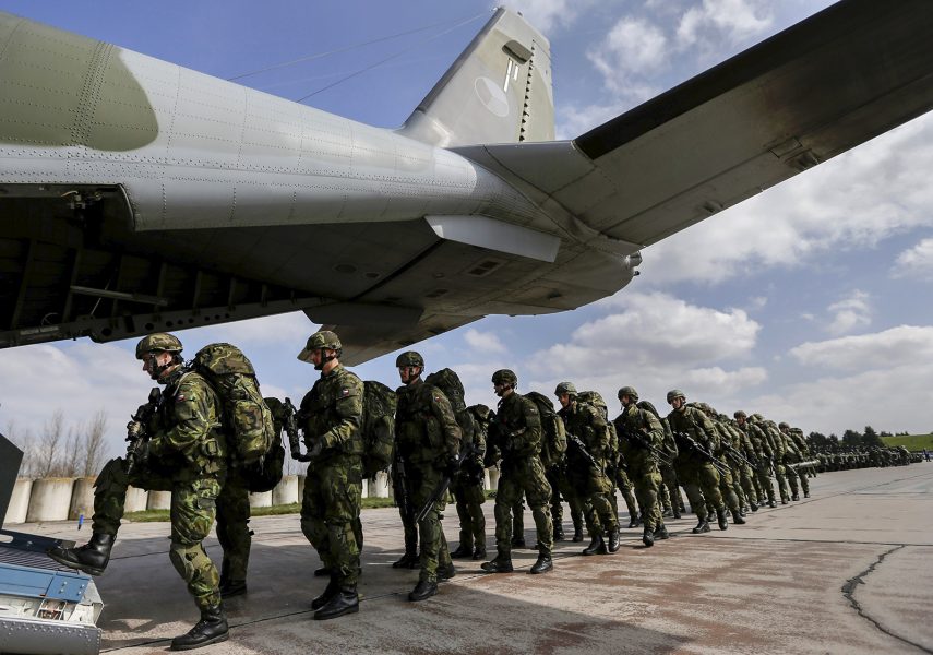 Petr David Josek/TT | Tjeckiska soldater på väg till en Natoövning i april 2015.