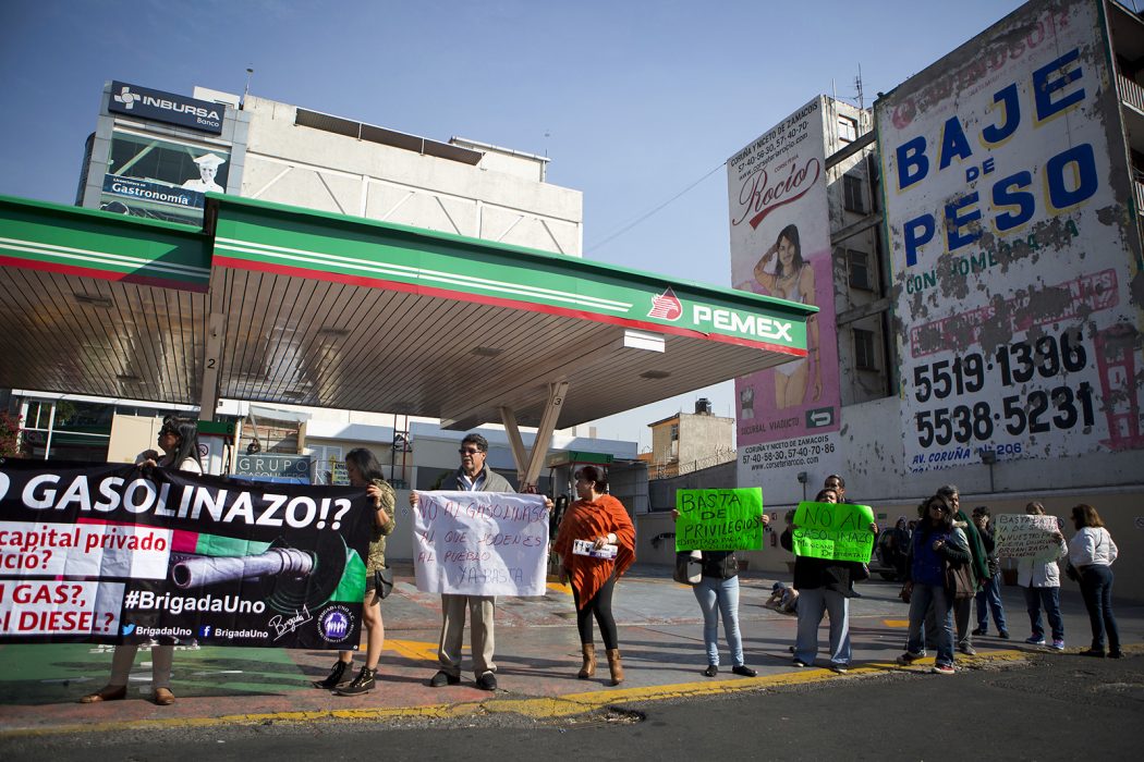 Människor i Mexico City protesterade i början av januari mot kraftigt höjda bensinpriser