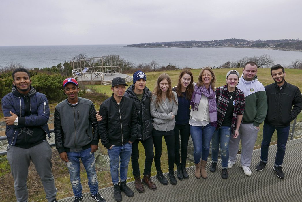 Caroline Peterson | Abdiwalid, Mowlid, Jamshid, Rohulla, Mathilda, Moa, Marie (lärare) Cia, Jesper och Abdul är klasskamrater på allmän linje med vissa på grundskolenivå och andra på gymnasienivå.