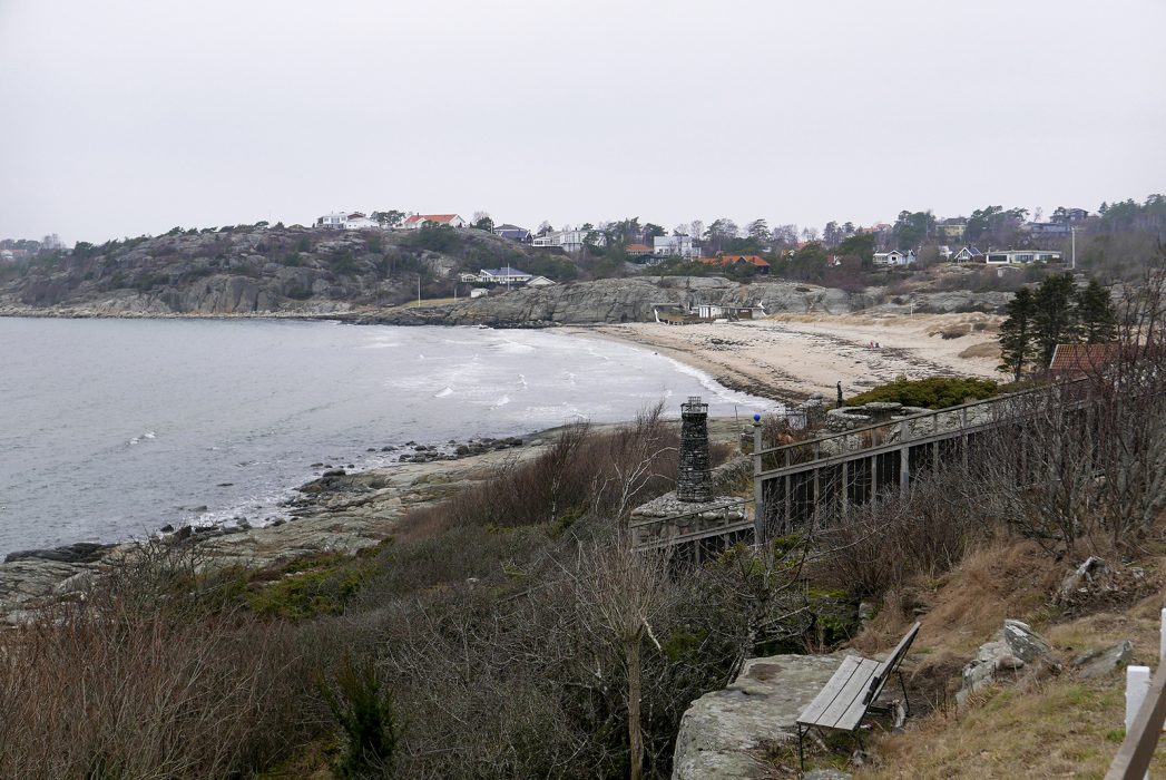 Löftadalens folkhögskola är belägen vid havet, med utsikt över den första sandstranden söder om Göteborg