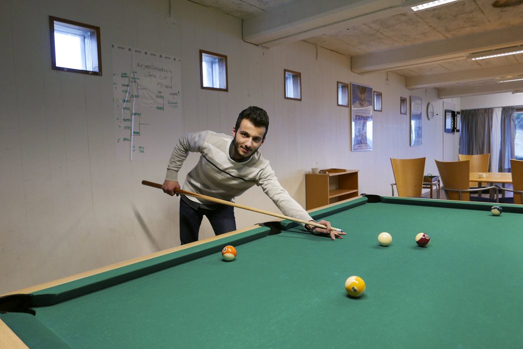 När Abdulmalek Saro inte studerar eller jobbar gillar han bland annat att spela biljard med kompisarna på skolan