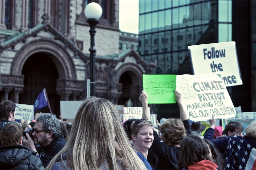 Hundratals demonstranter samlades på Copley Square i Boston med banderoller och plakat med budskap som ”Stå upp för forskningen”