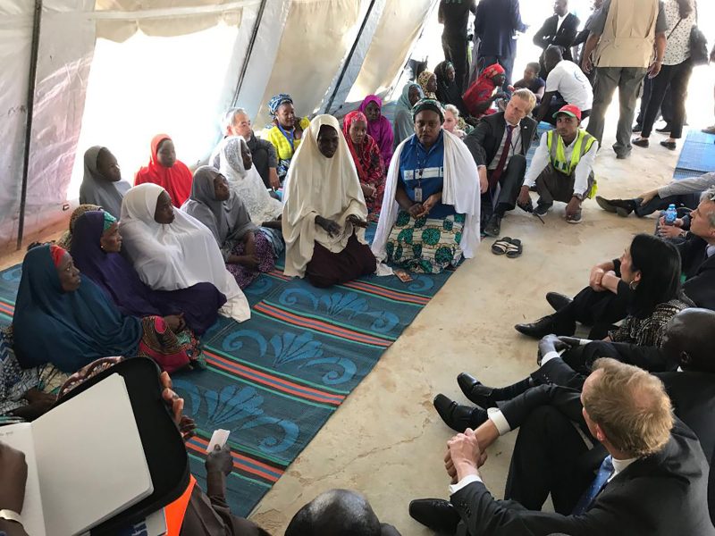 Lorey Campese/TT | En delegation från FNs säkerhetsråd besöker ett flyktingläger i Maiduguri i nordöstra Nigeria.