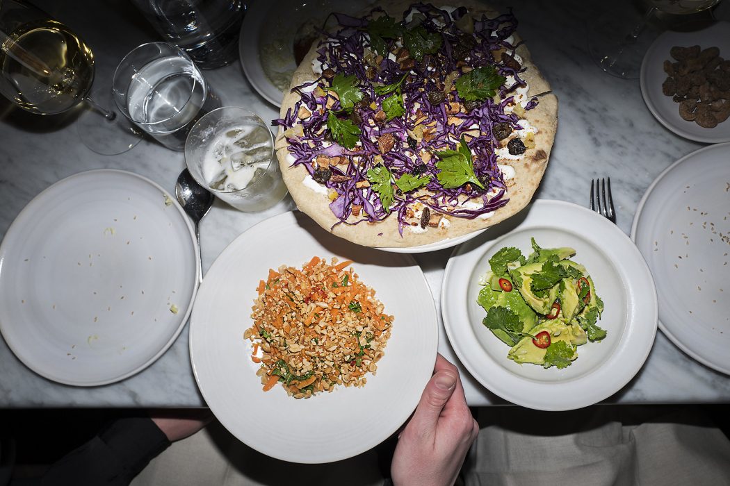 Rätterna har anspråkslösa namn som Rårivna morötter och Friterad aubergine