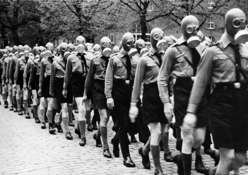 Foto: AP/TT | Hitlerjugend på marsch i gasmasker och kortbyxor en majdag 1939.