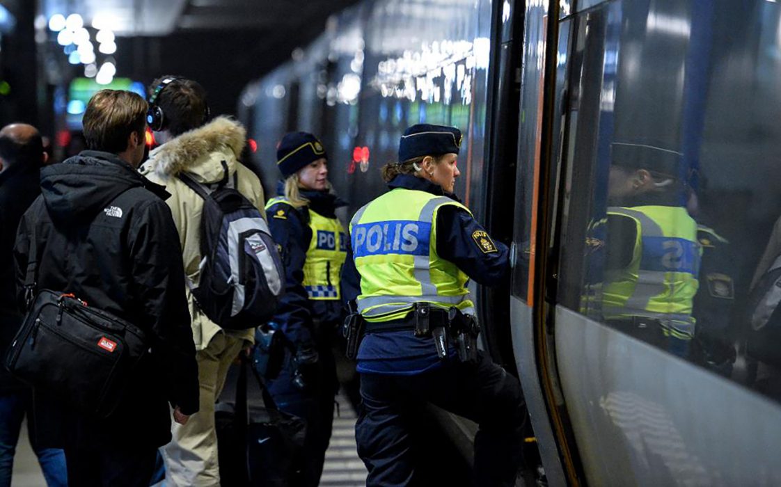 Johan Nilsson / TT | Id-kontroll på ett passagerartåg vid Hyllie station utanför Malmö.
