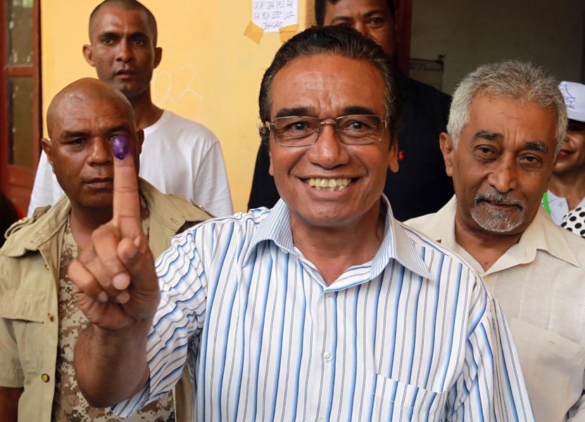 Kandhi Barnez/AP/TT | Francisco "Lu Olo" Guterres, visar upp sitt bläckmärkta finger, som visar att han lagt sin röst i Östtimors presidentval.