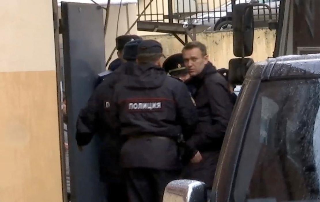 AP/TT | Den ryske oppositionsledaren Aleksej Navalnyj inför de rättsliga förhandlingarna i Moskva.