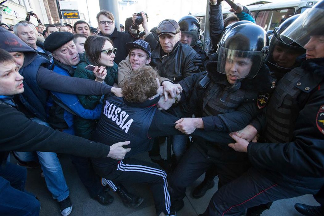AP/TT | Minst 10 000 personer uppskattas ha deltagit i demonstrationerna i Moskva, enligt ögonvittnen.