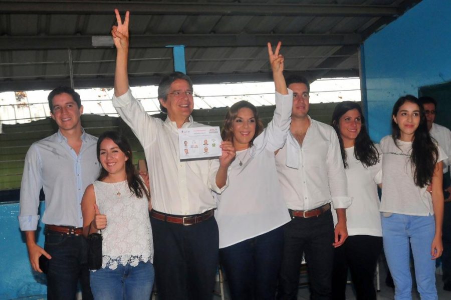 Jose Sanchez/AP/TT | Guillermo Lasso hade med sig familjen under valdagen.
