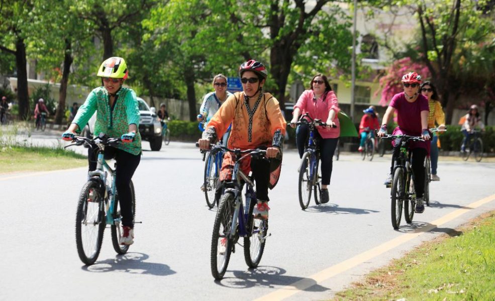 Faisal Mahmood/Reuters/TT | Kvinnor i ett cykellopp i Pakistans huvudstad Islamabad.