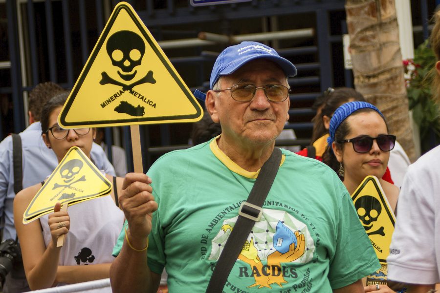 Edgardo Ayala/IPS | César Augusto Jaco var en av de miljöaktivister som var med och visade sitt stöd för den nya lagen utanför El Salvadors parlament.