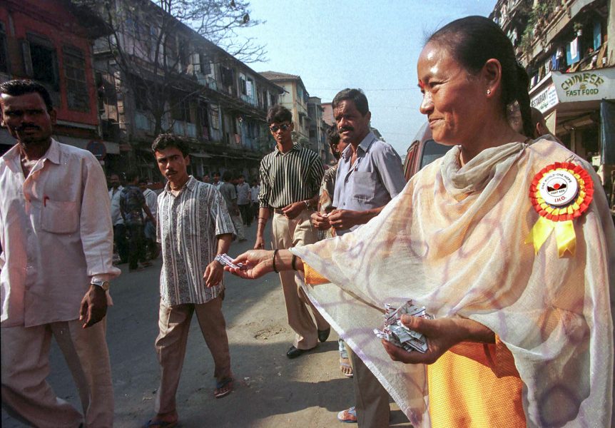 Sherwin Crasto/TT | Champa Nepali  delar ut kondomer på en gata i Bombay.