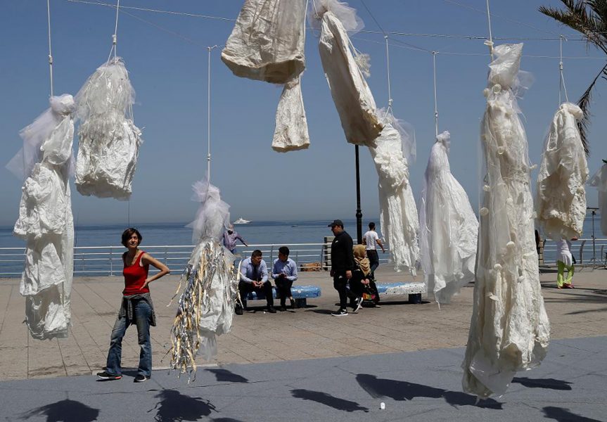 Hussein Malla /AP/TT | På strandpromenaden i Beirut har aktivister hängt upp brudklänningar i protest mot en kvinnofientlig våldtäktslag som landets parlament ska ta ställning till i maj.