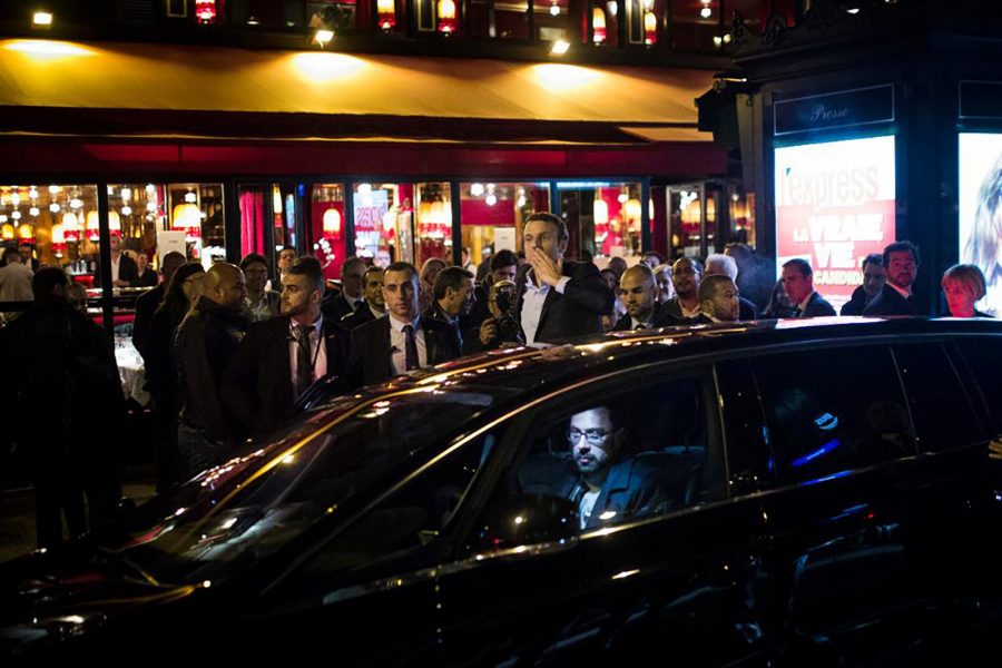 TT | Emmanuel Macron kommer ut från en restaurang i Paris under valnatten.