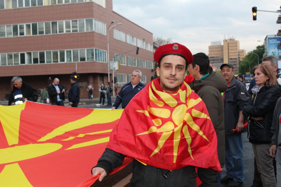 Aleksandra Jolkina/IPS | Människor samlas dagligen i centrala delarna av Makedoniens huvudstad Skopje för att visa sitt stöd för presidenten.
