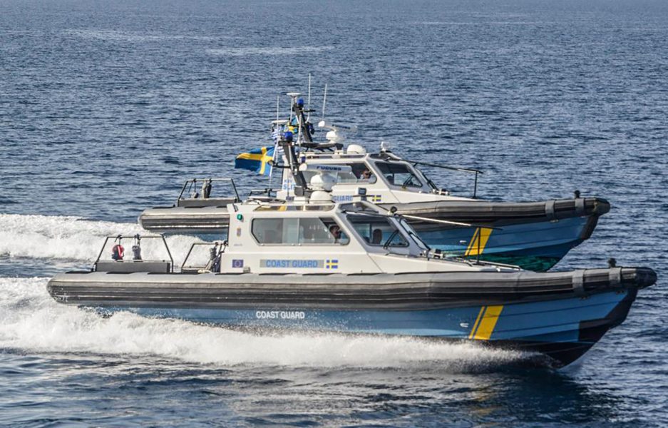 TT | De svenska patrullbåtarna KBV 476 och KBV 477 deltog i räddningsinsatsen utanför grekiska Lesbos natten mot måndagen.