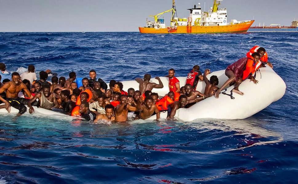 Patrick Bar/TT | En gummibåt med flyktingar utanför Lampedusa i april förra året.