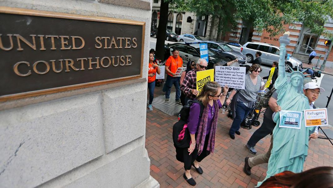 Steve Helber/AP/TT | Demonstranter utanför domstolen i Richmond, Virginia.