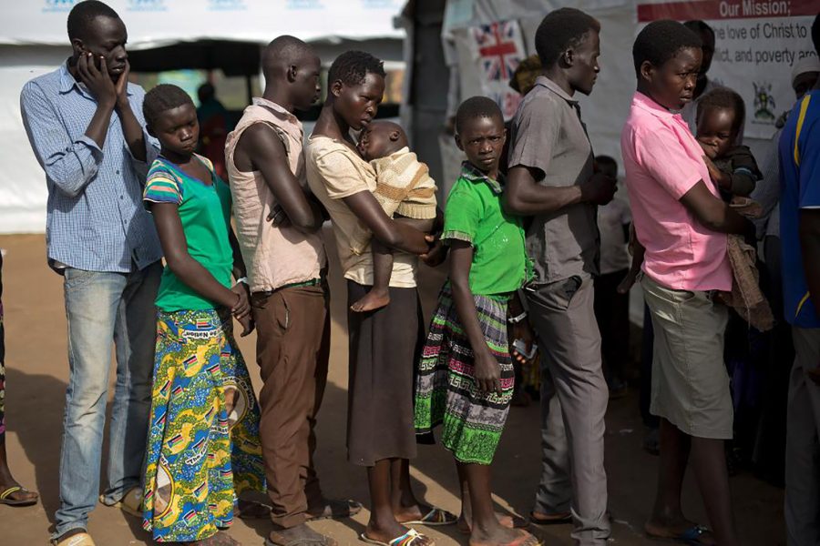 Jerome Delay/AP/TT | Mary Kide från Sydsudan står med sin son Desem och köar efter mat i ett flyktingläger i slutet av mars i år.