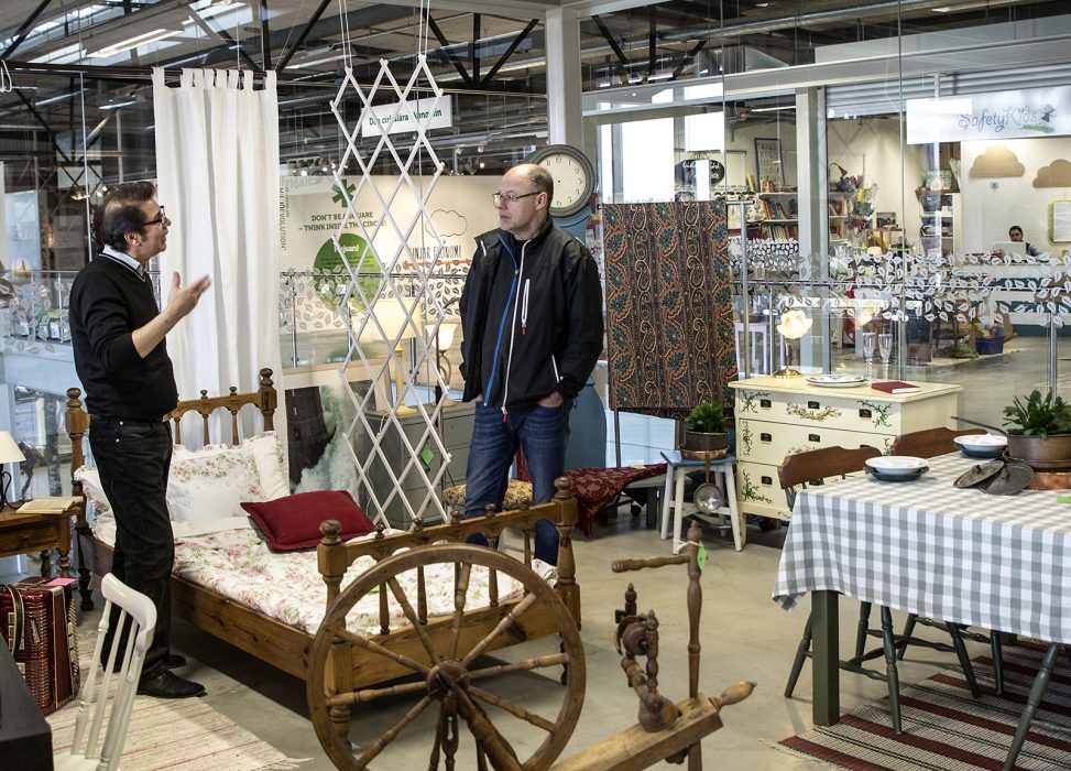Nusret Sejdic driver en butik och verksamhet där han lagar och fixar till gamla möbler