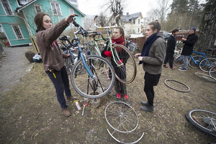 Fredrik Sandberg/TT | Sacha Reed, Marie Gilespie och Lina Lohman lagar sina cyklar på Cykelköket i Hagalund, Solna.