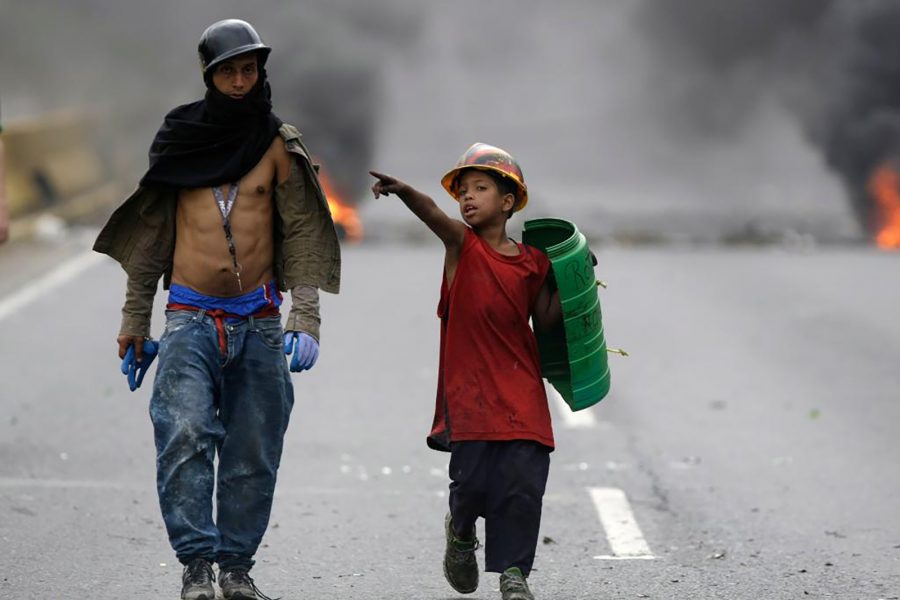 Fernando Llano/AP/TT | Unga demonstranter under protester mot regeringen i Venezuela.