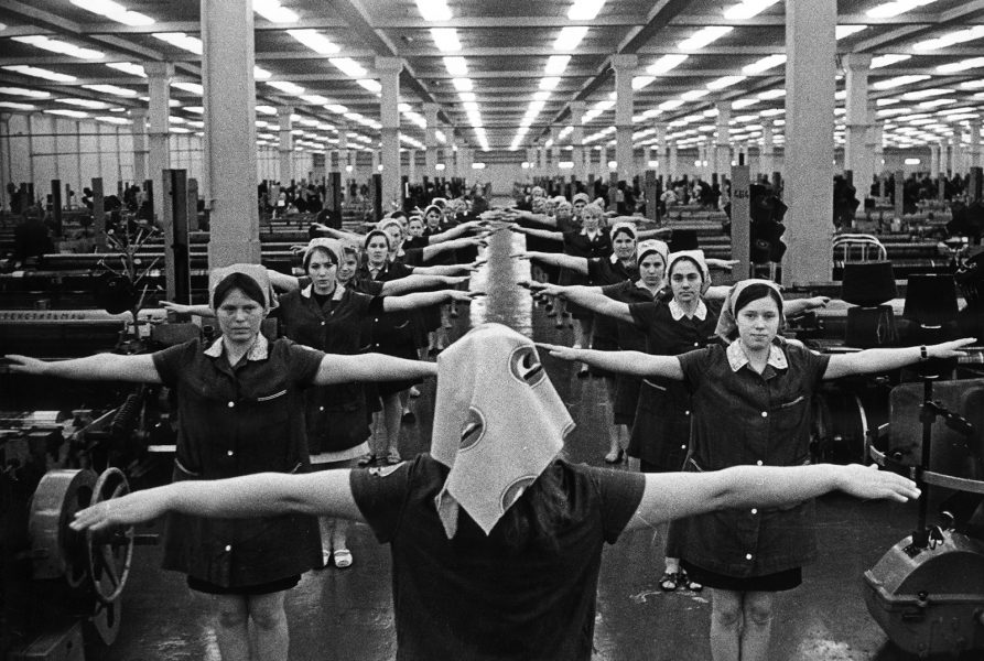 APN/TT | Pausgymnastik på en sovjetisk fabrik 1922 – tvång, men kanske också en sorts frihet.